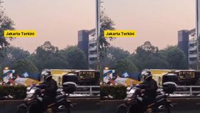 Sebuah truk terguling di Tol Dalam Kota Cawang arah Grogol pagi tadi, Kamis (24/7/2025). Harap berhati-hati Jakartans!