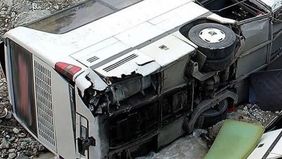 Sebuah kecelakaan tragis terjadi di Provinsi Tarma, Peru, ketika sebuah bus penumpang terguling, menewaskan sedikitnya 15 orang dan melukai puluhan lainnya.
