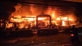 Belum diketahui pasti penyebab munculnya api, namun kobaran dengan cepat menjalar ke berbagai sisi kompleks pasar.