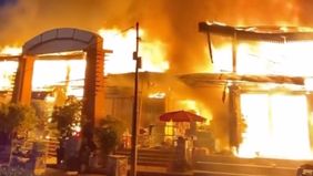 Sebuah video yang merekam kobaran api melahap kios-kios di kawasan Pasar Taman Puring, Kebayoran Baru, Senin petang, 28 Juli 2025 viral di media sosial