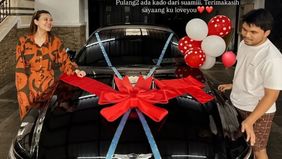 Thariq Halilintar beri kado anniversary super mewah ke Aaliyah Massaid yakni mobil listrik seharga Rp2,4 miliar. 