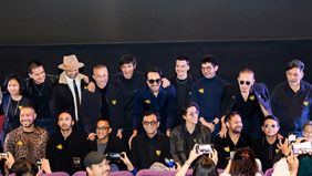 Joko Anwar kembali merilis film baru begenre komedi Ghost in The Cell dan dibintangi oleh Abimana Aryasatya.