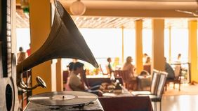 Direktorat Jenderal Kekayaan Intelektual (DJKI) Kementerian Hukum menegaskan bahwa seluruh pelaku usaha yang menggunakan musik di ruang usaha komersial seperti restoran, kafe, toko, pusat kebugaran, hingga hotel diwajibkan untuk membayar royalti kepa