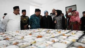 Dalam sehari, dapur akan memproduksi 3.000 hingga 4.000 porsi makan siang untuk para santri, dengan pengolahan dilakukan oleh sekitar 50 juru masak dalam tiga shift selama lima hari kerja.