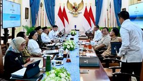 Presiden Prabowo Subianto memimpin rapat terbatas dengan Wakil Presiden Gibran Rakabuming dan sejumlah Menteri Kabinet Merah Putih di Istana Merdeka, Jakarta.