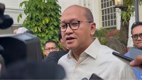 Presiden Prabowo Subianto menerima laporan dari Menteri Investasi dan Hilirisasi/Kepala BKPM, Rosan Roeslani, dalam pertemuan yang digelar bersama sejumlah Menteri Kabinet Merah Putih di Istana Merdeka.