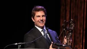 Aktor kawakan Tom Cruise dan aktris Ana de Armas kembali menjadi sorotan setelah keduanya terlihat berjalan beriringan sambil bergandengan tangan di ruang publik.