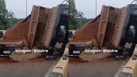 Sampai saat ini akses menuju exit tol Karawang Barat macet cukup panjang.