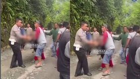 Dalam video tampak petugas kepolisian dan warga mengevakuasi korban dari jurang.