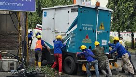 Proses penormalan jaringan listrik yang terdampak kebakaran gardu di Kembangan, Jakarta Barat pada Rabu, 30 Juli 2025 pagi berjalan lancar dan 100% pelanggan telah kembali menikmati listrik dari PLN.