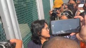 Franciska istri Tom Lembong hadir di Rutan kelas I Cipinang Jakarta Timur, jelang pembebasan Tom Lembong.