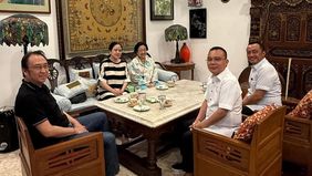 Wakil Ketua DPR RI Sufmi Dasco Ahmad mengunggah sebuah foto kebersamaannya dengan Ketua Umum PDI Perjuangan sekaligus Presiden ke-5 RI, Megawati Soekarnoputri, tak lama setelah mengumumkan persetujuan DPR atas pemberian amnesti kepada Sekretaris Jend