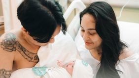 Andrew Raxy Neil anak Erika Carlina sudah lahir ke dunia, dan disebut 100 persen mirip DJ Panda. 