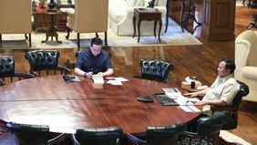 Presiden Prabowo Subianto memimpin rapat terbatas secara virtual dari kediamannya di Hambalang untuk membahas perkembangan terbaru penanganan dan pencegahan kebakaran hutan dan lahan (karhutla) di berbagai wilayah Indonesia.