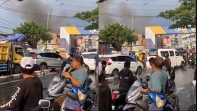 Sebuah ruko yang dijadikan tempat usaha laundry di Jalan Ciledug Raya dilalap si jago merah pada Minggu sore, 3 Agustus 2025. Lokasi kebakaran berada tak jauh dari tugu perbatasan Jakarta-Tangerang.
