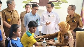 Kepala Kantor Komunikasi Kepresidenan (PCO), Hasan Nasbi, menyampaikan bahwa program Cek Kesehatan Gratis (CKG) kini diterapkan secara aktif melalui pendekatan jemput bola ke sekolah-sekolah.