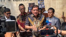 Relawan Jokowi ini didampingi sejumlah orang saat pemeriksaan di kantor polisi.