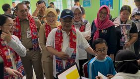 Menteri Pendidikan Dasar dan Menengah (Mendikdasmen) Abdul Mu'ti melakukan tinjauan langsung Cek Kesehatan Gratis (CKG) di SDN 02 Cideng, Senin, 4 Juli 2025.