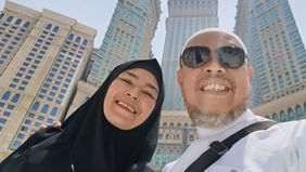 Namun, roda kehidupan terus berputar. Sejak masa pandemi, Edwin mulai menjauh dari sorotan kamera dan memilih jalan hijrah. Ia kini lebih fokus pada kehidupan spiritual dan ibadah, bahkan tak segan menjalani profesi sebagai pedagang minuman.