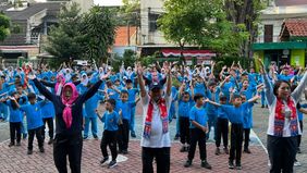 Menterik Pendidikan Dasar dan Menengah (Mendikdasmen) Abdul Mu'ti melakukan tinjauan langsung Cek Kesehatan Gratis (CKG) di SDN 02 Cideng, Senin, 4 Juli 2025.
