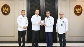 Menteri Transmigrasi M. Iftitah Sulaiman Suryanagara menyampaikan calon-calon transmigran kelak bisa memanfaatkan Balai-Balai Pelatihan Tenaga Kerja yang tersebar di berbagai daerah untuk meningkatkan keterampilan.
