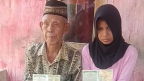 Sebuah pernikahan dengan selisih usia mencolok menghebohkan warga Desa Padang Tambak, Kecamatan Karang Tinggi, Kabupaten Bengkulu Tengah. Pada Sabtu, 3 Agustus 2025, seorang pria berusia 73 tahun bernama Sai’un resmi mempersunting Bunga Fitri, peremp