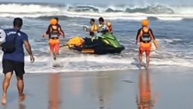 Nyoman menambahkan, awal kejadian korban dan ketiga anaknya mandi di Pantai Seminyak, salah satu anak mandi agak ke dalam sehingga dirinya terbawa arus. Milihat kejadian tersebut, korban langsung memberikan pertolongan, namun malang dirinya malah hil