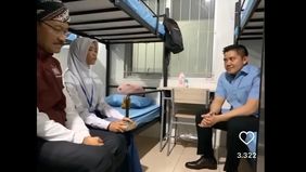 Ini terjadi saat Teddy mengunjungi Sekolah Rakyat