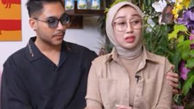 Reza Gladys berurai air mata saat menceritakan kondisi keluarganya, dan mengakui jika ibunya mengalami gangguan kejiwaan.