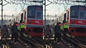 Insiden anjloknya KRL di jalur akhir Stasiun Jakarta Kota pagi ini tidak hanya membuat perjalanan terganggu, tetapi juga memaksa sejumlah penumpang turun sebelum tiba di stasiun tujuan dan berjalan kaki di rel.
