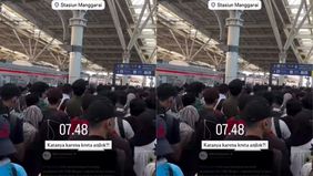 Insiden anjloknya kereta Commuter Line tujuan Jakarta Kota pada Selasa pagi berdampak besar pada kelancaran perjalanan penumpang. Stasiun Manggarai yang menjadi pusat transit utama pun berubah menjadi lautan manusia.