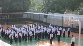 Setiap pagi, Juwita kini bisa bernafas lega. Ia tak lagi pusing memikirkan biaya seragam, buku, bahkan uang makan untuk anaknya, Fachri. Sejak program Sekolah Rakyat resmi berjalan di tahun ajaran baru 2025–2026, beban yang sebelumnya menyesakkan per