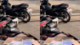 Seorang pengendara sepeda motor Yamaha Mio berwarna merah dengan nomor polisi E 3751 XL dilaporkan meninggal dunia di lokasi kejadian setelah terlindas truk.