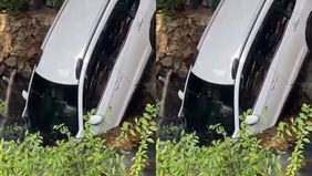 Telah terjadi laka lantas sebuah mobil terperosok masuk ke kali di depan Sekolah BPK Penabur, Jalan Raya Kelapa Hybrida, Kelapa Gading Jakarta Utara, Rabu pagi (6/8/25).