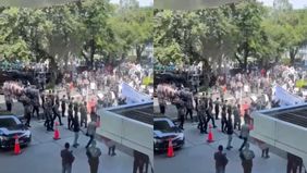Puluhan ahli waris keluarga Toton Cs menggelar aksi demonstrasi di kawasan Pondok Indah, Jakarta Selatan, Rabu, 6 Agustus 2025, menuntut hak atas ganti rugi tanah yang telah puluhan tahun menjadi sengketa dengan pengembang.