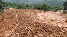 Sekitar 100 orang dilaporkan hilang akibat tanah longsor dan banjir bandang yang melanda wilayah Uttarakhand, India Utara, menyusul hujan deras yang mengguyur kawasan tersebut. Otoritas India kini tengah melakukan operasi pencarian.