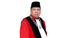 Hakim Mahkamah Konstitusi (MK), Arief Hidayat, melontarkan kritik tajam terhadap mekanisme royalti dalam Undang-Undang Hak Cipta, khususnya terkait lagu-lagu yang memiliki fungsi sosial. Sentilan itu disampaikan dalam sidang perkara pengujian aturan 