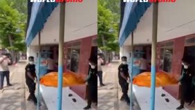Sesosok mayat ditemukan di dalam sebuah rumah yang berada di depan Toko Moda, tak jauh dari Polres Pasuruan Kota, Selasa (5/8). kronologi lengkap penemuan masih belum diketahui dan pihak berwenang tengah melakukan penyelidikan lebih lanjut.