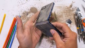 YouTuber Zack Nelson Mencoba Menggores Layar Luar Samsung Galaxy Z Flip 7 Yang Dilapisi Gorilla Glass Victus 2.