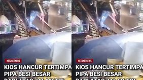 besi besar tersebut sudah berada didalam kios ,atap kiospun hancur , tampak pula sejumlah pipa besi lebih kecil dibagian dalam pipa besi besar tersebut.