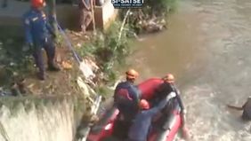 Tim menerima informasi ada seorang mayat pria ditemukan mengambang di Sungai Kali Baru tepatnya di Kampung. Pasir Palapa, Kecamatan. Sukaraja, Kabupaten Bogor. Sebelum ditemukan, korban yang berusia 35 tahun itu hilang sejak hari Selasa.