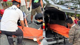 Tadi pagi, truk muatan bambu ini terguling, akibatnya 1 pengendara sepeda motor dan kenek truk mengalami luka-luka, sedangkan sopirnya meninggal dunia.
