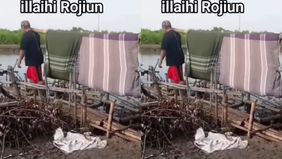 Kondisi ini lantaran jembatan yang jadi akses warga menuju pemakaman memprihatinkan. Jembatan itu hanya bisa dilewati oleh satu orang.
