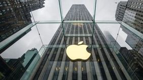 Perusahaan teknologi asal Amerika Serikat, Apple, dikabarkan berencana mengalokasikan investasi sebesar US$100 miliar (sekitar Rp1.627 triliun) sebagai strategi menghadapi tekanan kebijakan tarif resiprokal yang diberlakukan oleh Presiden AS.