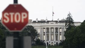 Presiden Amerika Serikat, Donald Trump, menandatangani sebuah perintah eksekutif yang menetapkan tarif tambahan sebesar 25 persen terhadap produk impor asal India. 