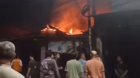 Kebakaran diduga disebabkan oleh kebocoran gas saat proses memasak di dapur. Api dengan cepat membesar dan menghanguskan sebagian besar bangunan rumah.