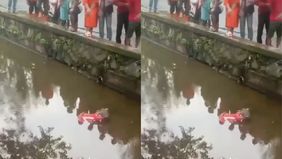Warga dihebohkan oleh penemuan sesosok mayat tanpa identitas di kawasan Pluit, Jakarta Utara, pada Jumat pagi, 8 Agustus 2025. Jenazah tersebut ditemukan mengambang di aliran kali di Jalan Pluit Karang Karya Timur, yang berada di belakang Emporium Pl