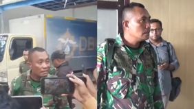 Suasana duka berubah menjadi luapan emosi ketika Serma Christian Namo, ayah dari mendiang Prada Lucky Chepril Saputra Namo (23), menyampaikan kemarahannya atas kematian tragis anaknya.