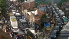 Kemacetan parah terjadi di sejumlah ruas jalan utama kawasan Batujajar, Kabupaten Bandung Barat, menjelang pelaksanaan upacara besar-besaran yang digelar oleh TNI di Pusat Pendidikan dan Latihan Pasukan Khusus (Pusdiklatpassus) Kopassus.