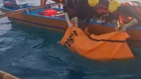 Anggota Polisi itu bernama Bripda Alfindo Ziotri (22) warga Kota Gajah, Kabupaten Lampung Tengah. Ia merupakan personel Banit Satnarkoba Polres Pesisir Barat.